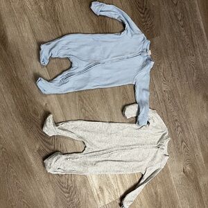 Old navy Set of Two zip up sleepers 

Blue- size 0-3 m

Grey- size 3-6